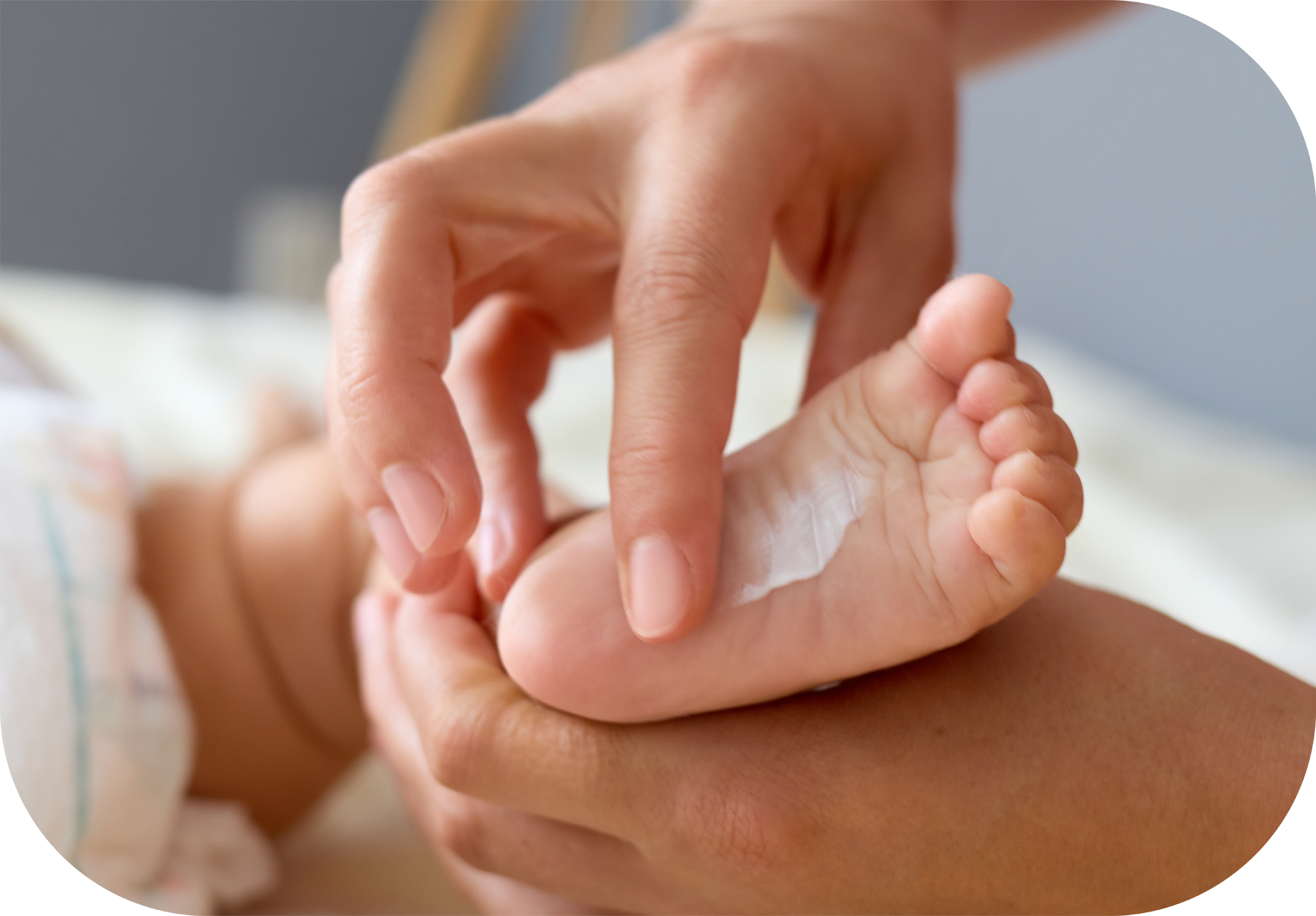 cuidado de la piel de los pies del bebé aplicar crema en los pies del bebé