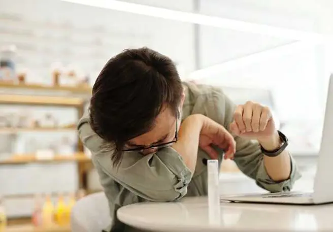 Kaszel bez gorączki – czy to powód do niepokoju? Jak sobie z nim radzić?